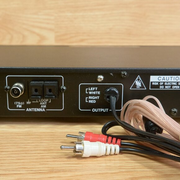 Akai AT-A301 Quartz Synthesizer AM/FM Receiver Tuner, Tested and Working - Picture 7 of 8